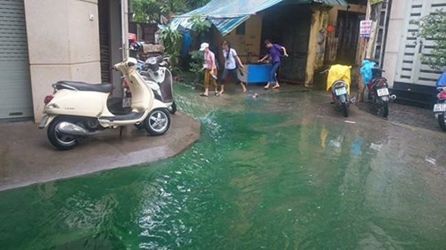 Nguồn nước có màu xanh kỳ lạ xuất hiện ở Hà Nội. Ảnh: Thanh Hà