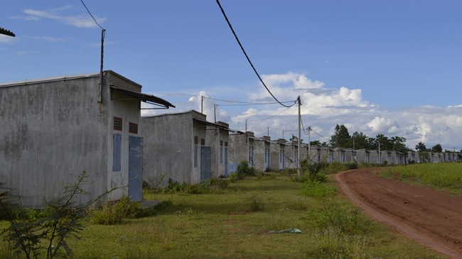 Hàng loạt nhà tái định cư ở buôn Ea Kal bị bỏ hoang