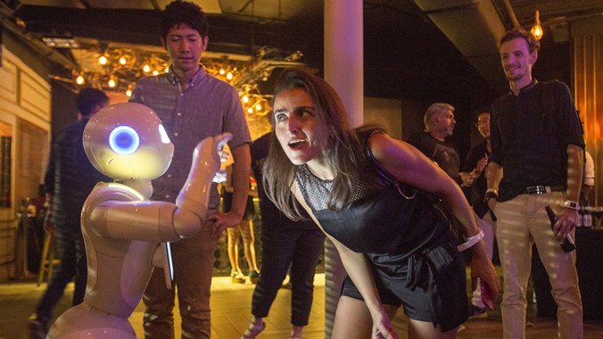 Robot Pepper đang tương tác với khách tại triển lãm sáng tạo châu Á. Ảnh: Getty Images