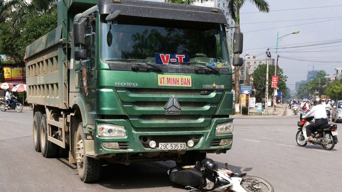Xe tải đeo biển hiệu “V-T” gây tai nạn tại nút giao thông Xa La-Phùng Hưng sáng 27/9. Ảnh: Anh Trọng