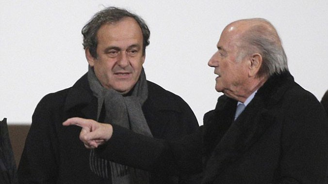 Chủ tịch UEFA Michel Platini (trái) được cho là nhận 1,35 triệu bảng từ FIFA để mở đường giúp ông Blatter tái đắc cử chức chủ tịch FIFA lần thứ tư. Ảnh: AP