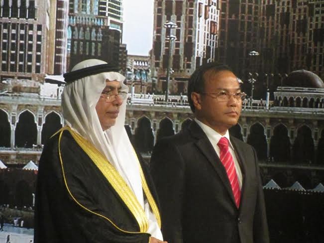 Đại sứ Ảrập Xêút Dakhil Al Johani và Thứ trưởng Ngoại giao Vũ Hồng Nam tại lễ mừng Quốc khánh Ả-rập Xê-út tối 29/9.Ảnh: Thu Loan