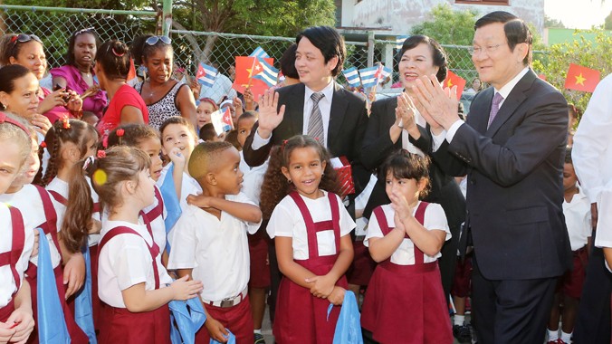 Chủ tịch nước Trương Tấn Sang đến thăm Trường tiểu học mang tên Bác Hồ. Ảnh: Nguyễn Khang