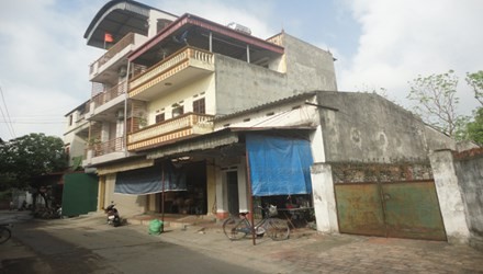 Những ki - ốt đã “biến” thành nhà tầng tại xã Phú Minh. Ảnh: K.N