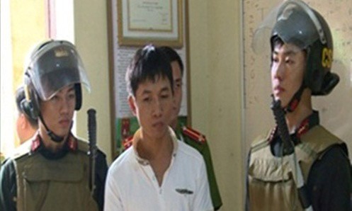 Đối tượng Vũ Văn Thái (áo trắng) bị bắt giữ. Ảnh: Công lý