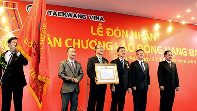 Lãnh đạo Tae Kwang Vina đón nhận Huân chương Lao động hạng Ba trong lễ kỷ niệm 20 năm thành lập công ty