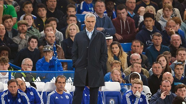 HLV Mourinho bất lực chứng kiến Chelsea thua thảm trên sân nhà trước Southampton. Ảnh: Dailymail