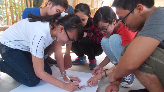 Các sinh viên cùng thảo luận về vấn đề môi trường. Ảnh:Nguyễn Trang
