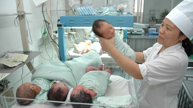 Chăm sóc trẻ sơ sinh tại Bệnh viện Phụ sản Trung ương. Ảnh: Hồng Vĩnh