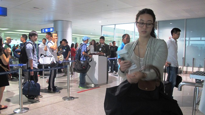 Kiểm tra an ninh cho hành khách trước khi lên máy bay tại sân bay Tân Sơn Nhất.