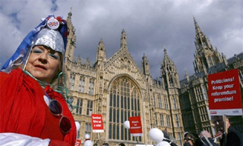 Một cuộc biểu tình phản đối EU diễn ra bên ngoài trụ sở Quốc hội Anh ở London. 