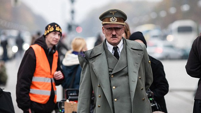 'Hitler' ra phố được mời chụp ảnh tự sướng