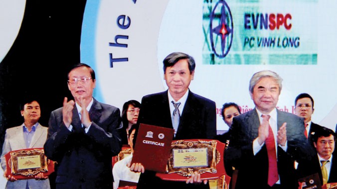 Ông Nguyễn Phước Năng (giữa), đón nhận giải thưởng uy tín của Liên hiệp các hội UNESCO Viet Nam