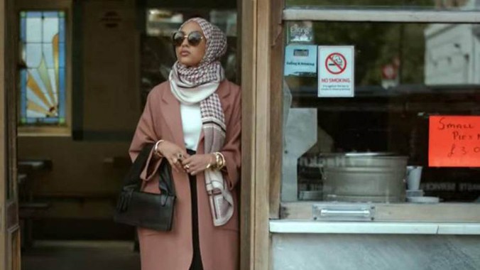 Người mẫu mặc hijab quảng cáo thời trang