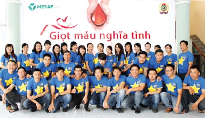 Nhân viên Merap tham gia hiến máu nhân đạo.