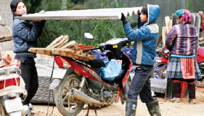 Tấm lợp fibrô ximăng được sử dụng phổ biến ở vùng cao Việt Nam. Ảnh: Như Ý