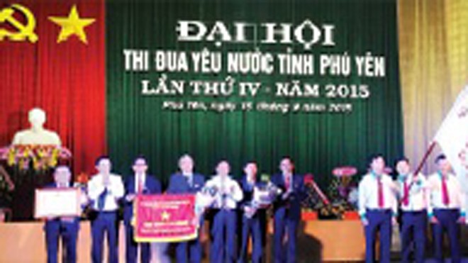 Ban lãnh đạo Công ty CP Pymepharco đón nhận Danh hiệu “Anh Hùng Lao Ðộng thời kỳ đổi mới”