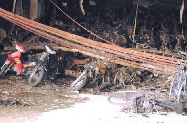 Hàng loạt xe máy cháy rụi sau sự cố ở chung cư Xa La
