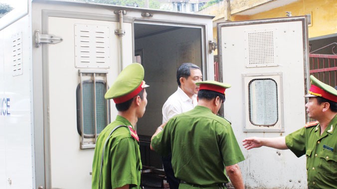 Cựu Cục trưởng Hàng Hải Việt Nam - Dương Chí Dũng hầu tòa đầu năm 2014. Ảnh: Bảo Thắng