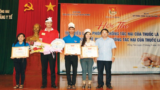 Ban Tổ chức trao giải cho các đội tham gia hội thi.