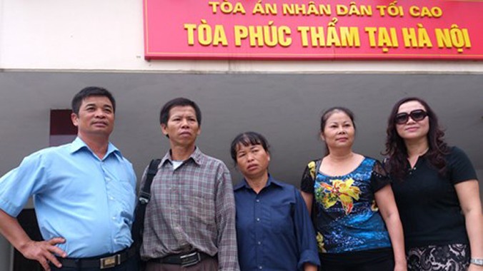 Ông Chấn (thứ hai từ trái sang) cho biết vẫn chưa nhận được tiền bồi thường.