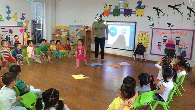 Giờ học tiếng Anh cho trẻ mầm non ở một trường tại Hà Nội.