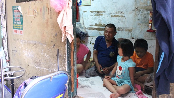 Bốn cha con anh Nguyễn Công Tuấn sống chen chúc tại ngôi nhà tí hon ở con hẻm 107 đường Bùi Viện.