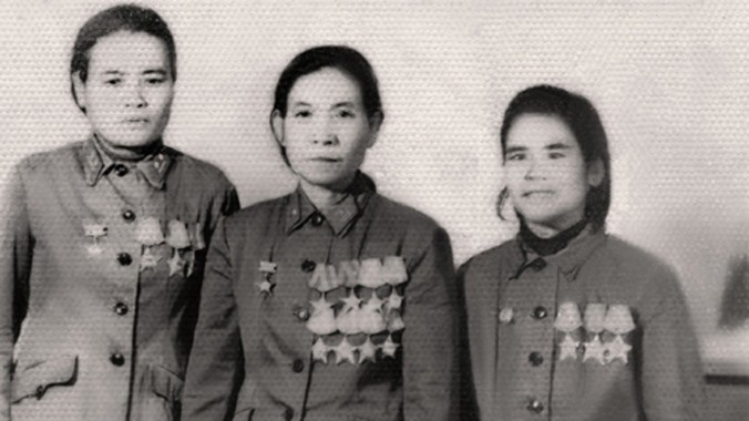 Bà Đinh Thị Vân (giữa) trong đợt phong tặng danh hiệu AHLLVT năm 1970.