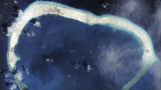 Ảnh vệ tinh chụp đá Vành Khăn (quần đảo Trường Sa) hôm 8/9 cho thấy, Trung Quốc đã bắt đầu xây dựng đường băng trên đảo nhân tạo thứ 3 ở biển Đông. Ảnh: CSIS