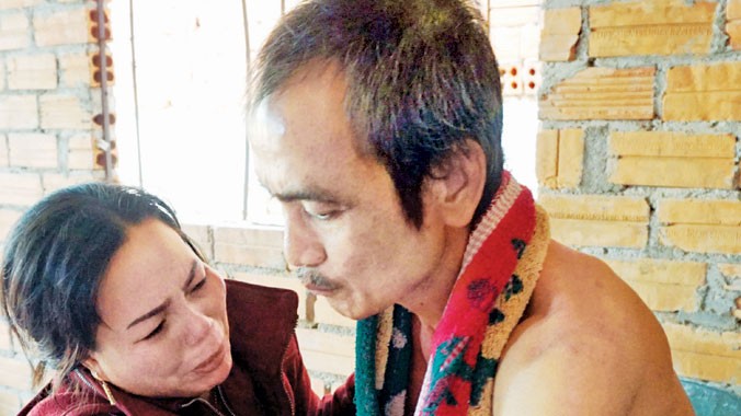 Ông Huỳnh Văn Nén chia sẻ với bà Nguyễn Thị Tiến - em vợ ông, cũng là một bị án oan trong “vụ án vườn điều”. Ảnh: Nguyễn Đình Quân