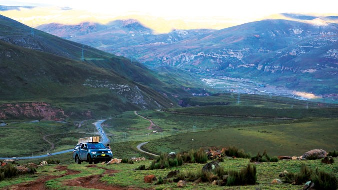 Xe của Bitel trên đường đi xây dựng hạ tầng của mạng giữa núi non Peru.