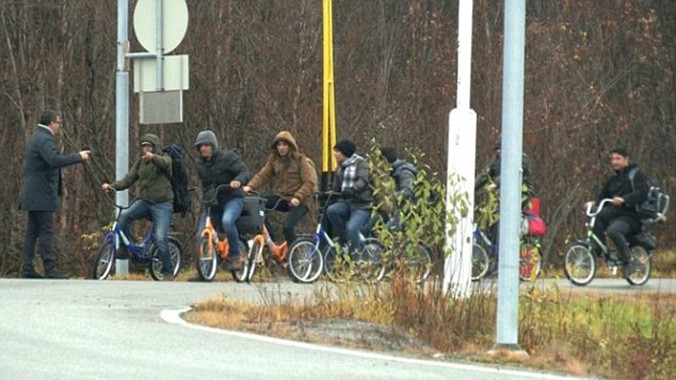 Người nhập cư ùn ùn đạp xe qua biên giới Nga - Na Uy.
