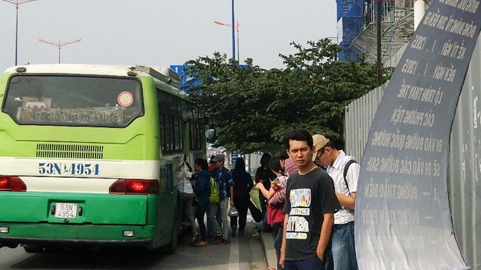 Trạm dừng cầu Trắng (xa lộ Hà Nội) không có mái che, hành khách phải tránh trú mưa nắng dưới tán cây.