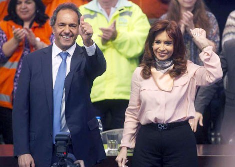 Lợi thế của ông Daniel Scioli là luôn nhận được sự ủng hộ mạnh mẽ từ đương kim Tổng thống Argentina- Cristina Kirchner. Ảnh: Reuters.