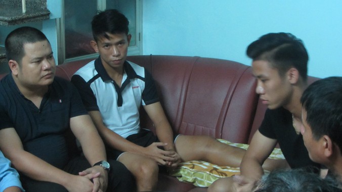 Ngọc Hải (thứ 2 bên phải) tới thăm hỏi Anh Khoa (thứ 2 bên trái) tại Đà Nẵng sau khi có pha vào bóng gây chấn thương nặng cho đồng nghiệp. Ảnh: H.L