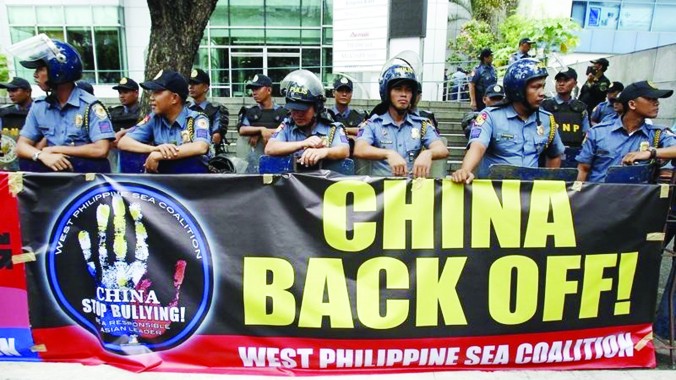 Cảnh sát Philippines đối phó biểu tình phản đối Trung Quốc gây hấn ở biển Đông. Ảnh: Philstar