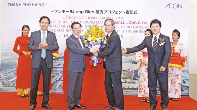 Ngày 28/10, Chủ tịch UBND thành phố Hà Nội Nguyễn Thế Thảo (bên trái) tặng hoa chúc mừng chủ đầu tư Trung tâm thương mại Aeon Mall Long Biên đã hoàn thành dự án và đưa vào hoạt động đúng tiến độ. Ảnh: Như ý