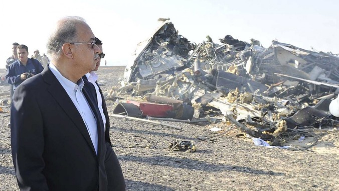 Thủ tướng Ai Cập Sharif Ismail tại hiện trường vụ tai nạn máy bay. Ảnh: Getty Images