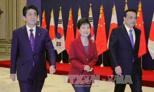 Tổng thống Hàn Quốc Park Geun-hye (giữa) cùng Thủ tướng Trung Quốc Lý Khắc Cường (phải) và Thủ tướng Nhật Bản Shinzo Abe (trái). 