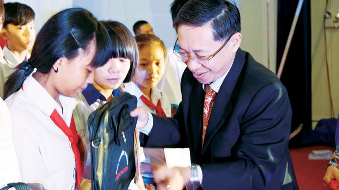 Ông Nguyễn Ngọc Hùng - Cố vấn chiến lược cao cấp Ajinomoto VN trao học bổng cho trẻ em nghèo hiếu học tỉnh Đồng Nai.