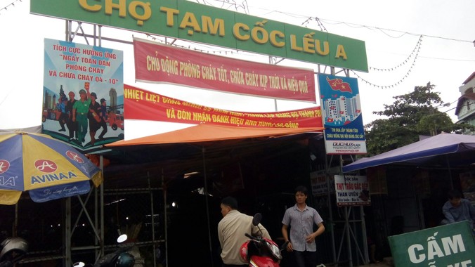 Nhiều ki ốt tại chợ Cốc Lếu, Lào Cai bán dùi cui điện, súng bắn đạn cao su. Ảnh: Minh Đức