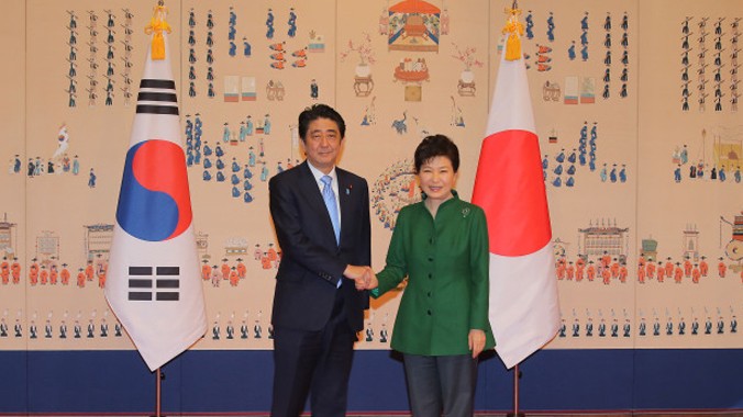 Tổng thống Hàn Quốc và Thủ tướng Nhật Bản nhất trí nhiều biện pháp khôi phục quan hệ song phương. Ảnh: Kyodo