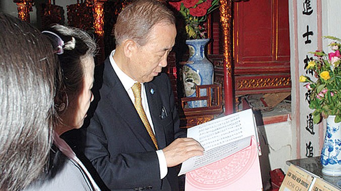 Ngài Ban Ki-moon đang xem gia phả dòng họ Phan Huy. Ảnh: P.V
