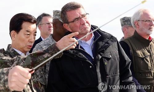 Bộ trưởng Quốc phòng Mỹ Ashton Carter (giữa) và người đồng cấp Hàn Quốc Han Min-koo ngày 1/11. Ảnh: Yonhap