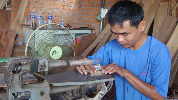 Anh Nguyễn Ngọc Tài sử dụng thành thạo máy móc.