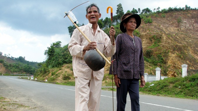 Anh hùng Alăng Bhuốch và vợ trên cổng Trời Tây Giang tháng 4/2009. Ảnh: Trần Tuấn