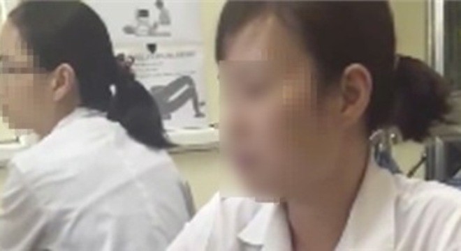 Nữ điều dưỡng Nguyễn Thị Hồng Nhung có thái độ không đúng mực với bệnh nhân. Ảnh cắt từ clip.