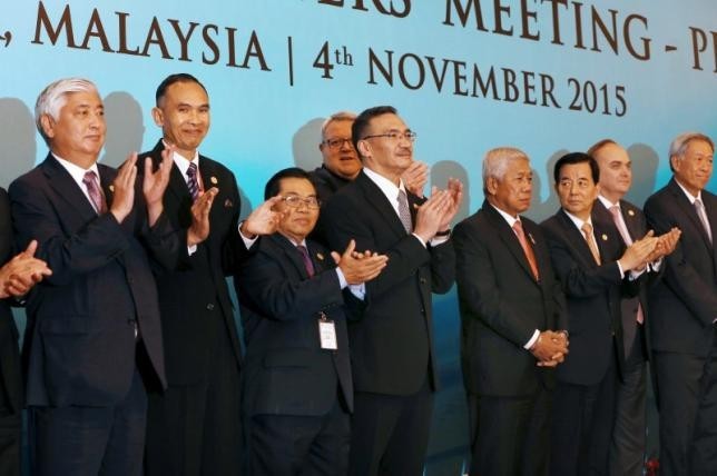 Các Bộ trưởng Quốc phòng ASEAN và những nước đối tác trong hội nghị hôm 4/11. Ảnh: Reuters