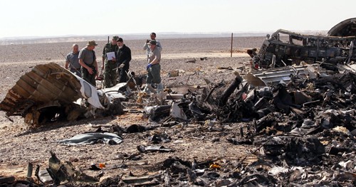 Các điều tra viên thu thập chứng cứ tại hiện trường máy bay rơi.