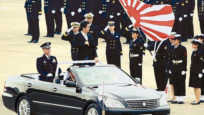 Đương kim Thủ tướng Shinzo Abe nằm trong số rất ít nhân vật được phép dùng xe công